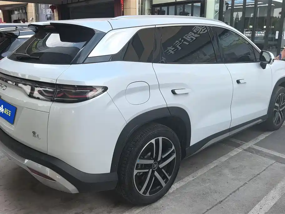 BYD L DM-i 2024 — фото 3