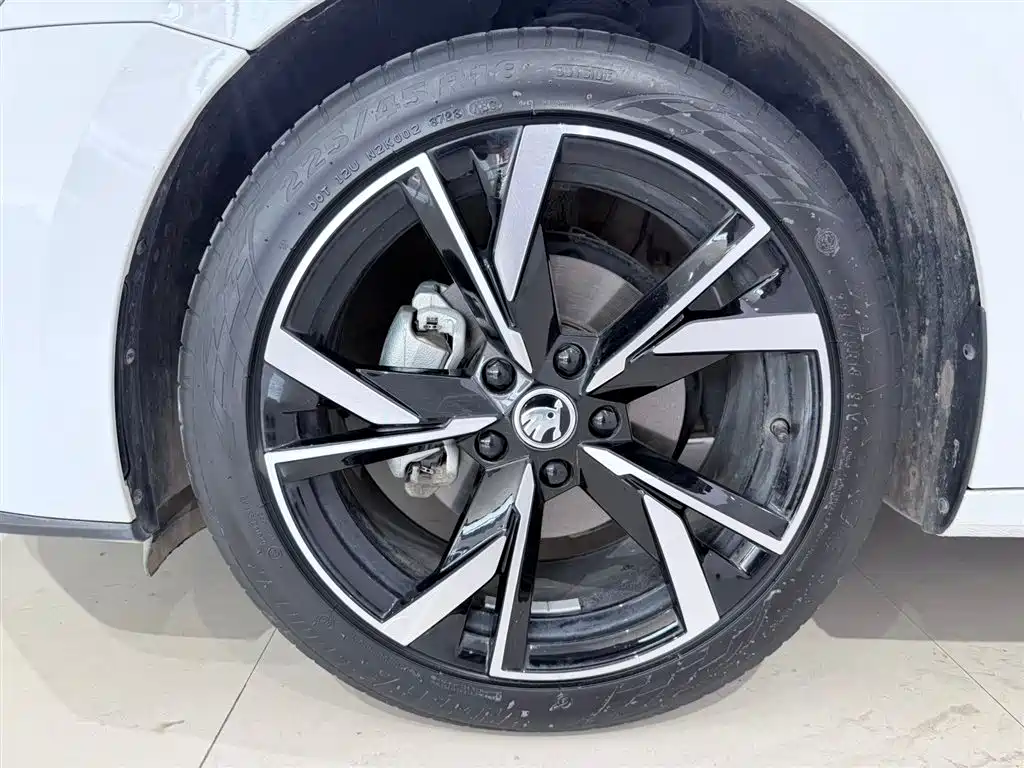 Skoda Octavia 2024 — фото 20