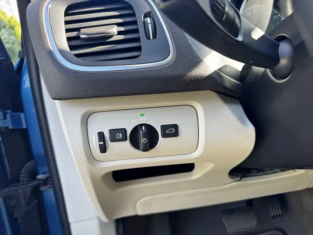 Volvo V40 2015 — фото 12