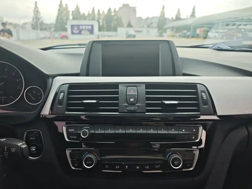 BMW 3 Series 2017 — фото 16