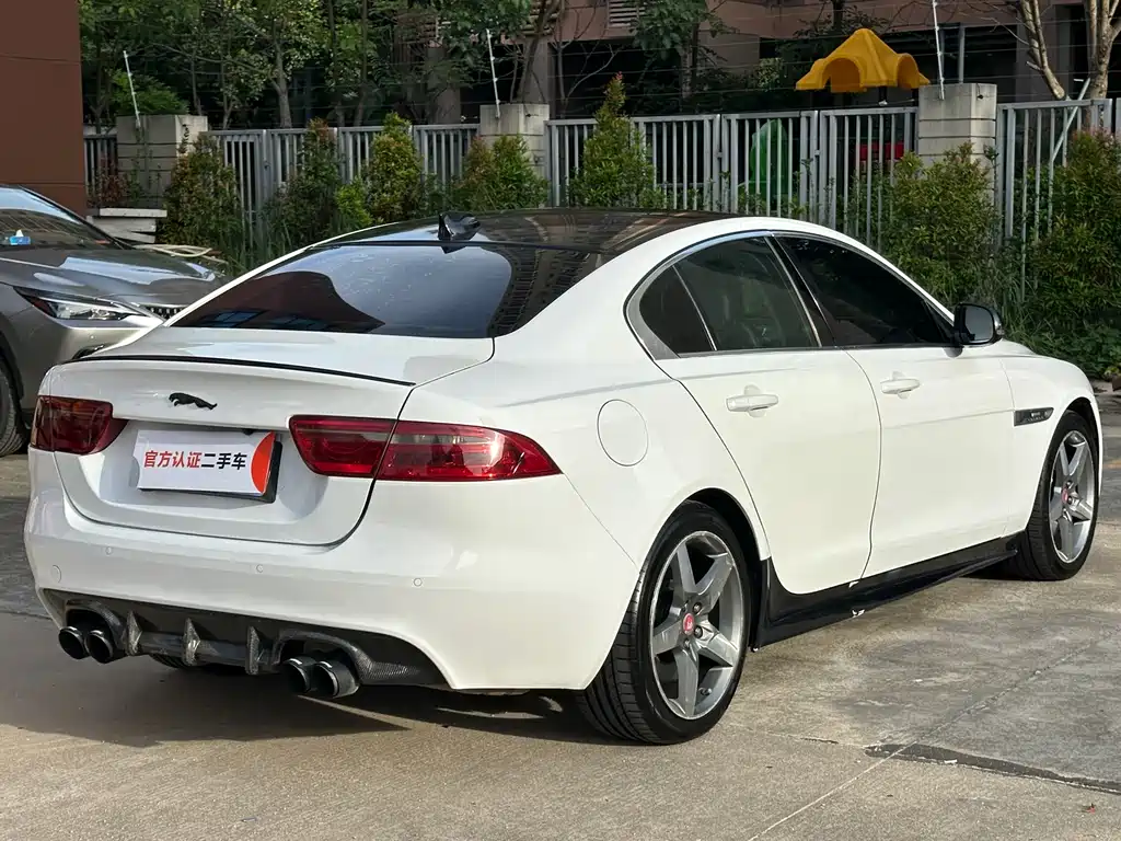 Jaguar XE 2016 — фото 9