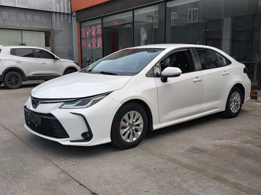 Toyota Corolla 2023 — фото 1
