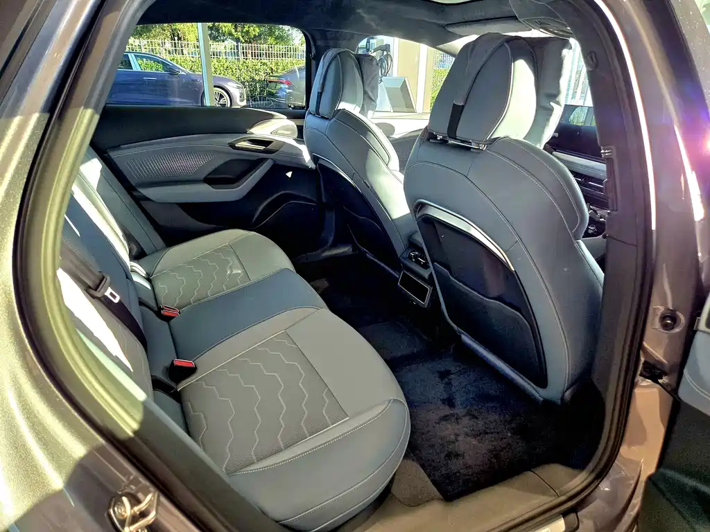 Audi A6L e-tron — фото 17