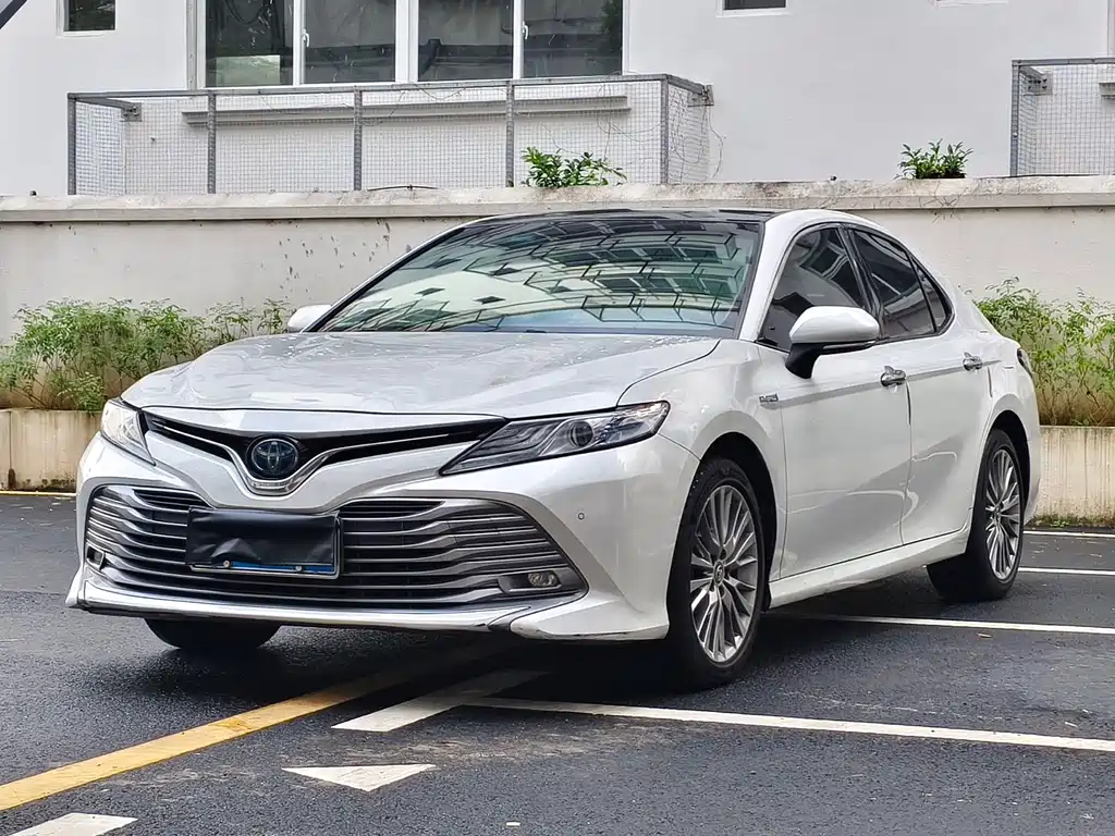 Toyota Camry 2019 — фото 1