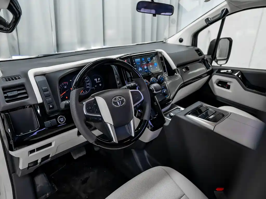 Toyota Hiace — фото 15