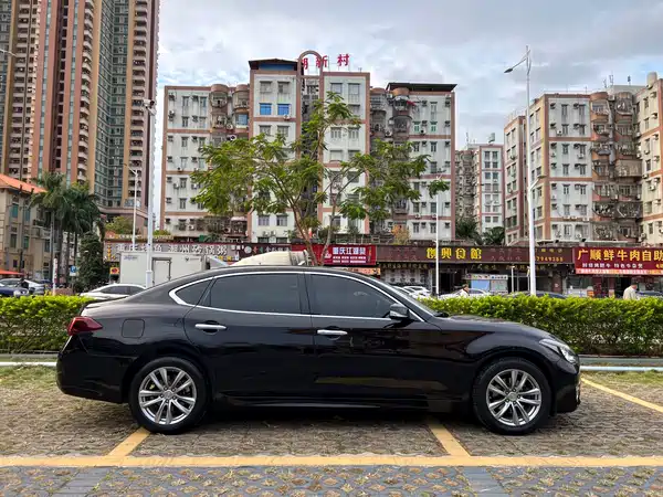 Infiniti Q70 2017