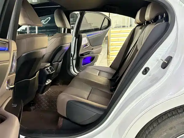 Lexus ES 2024