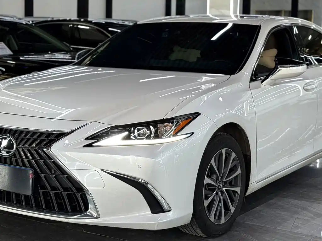 Lexus ES 2024 — фото 1