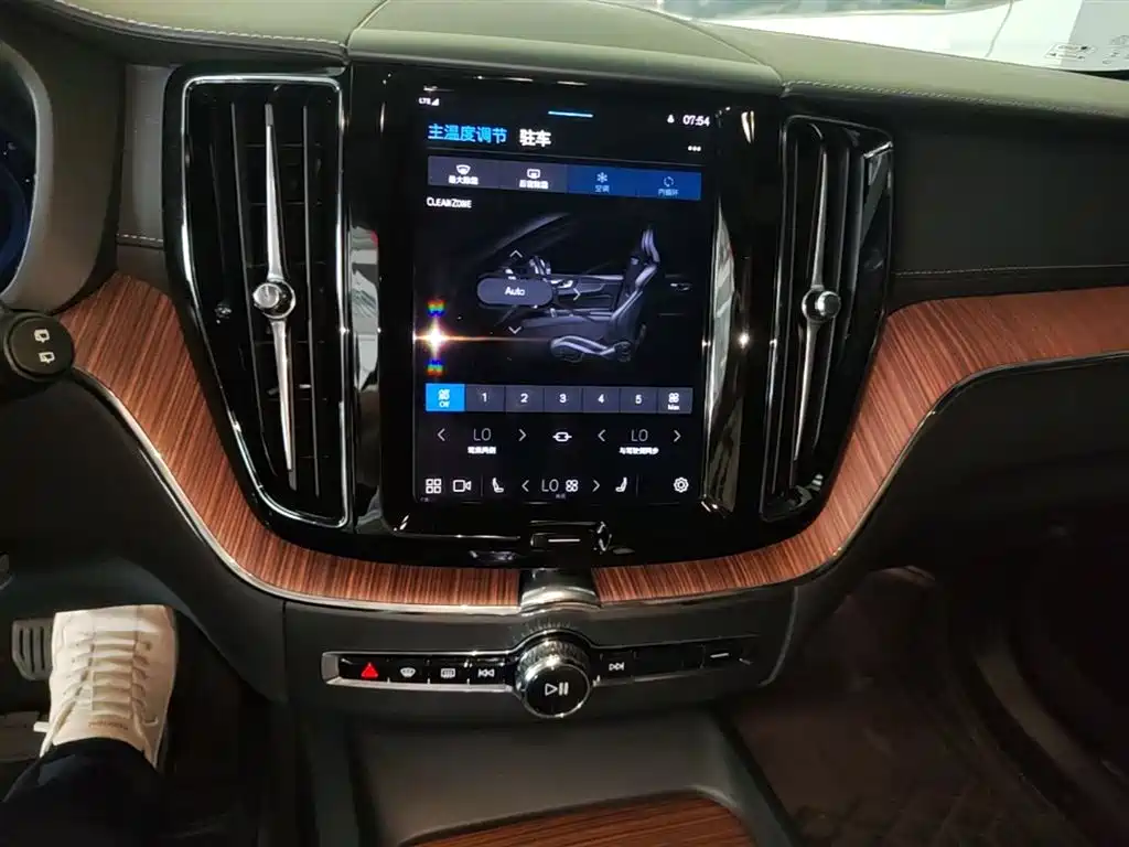 Volvo XC60 2025 — фото 12