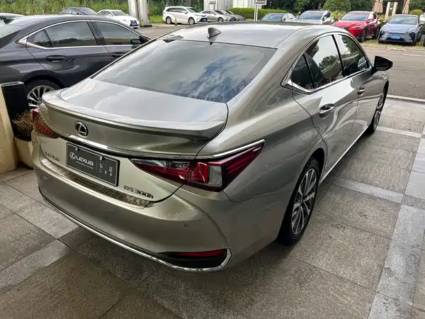 Lexus ES 2024