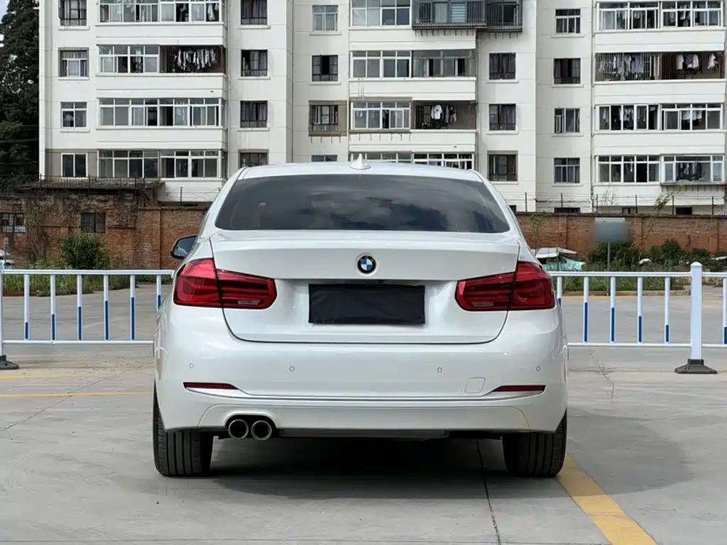 BMW 3 Series 2018 — фото 25