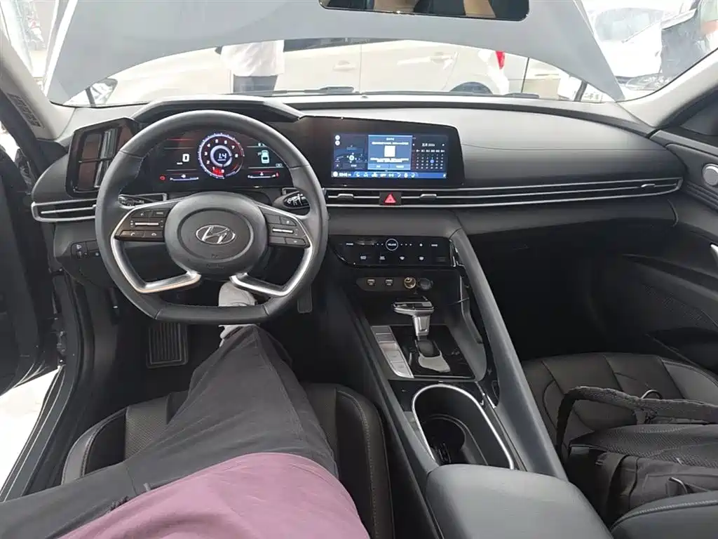 Hyundai Elantra 2023 — фото 10