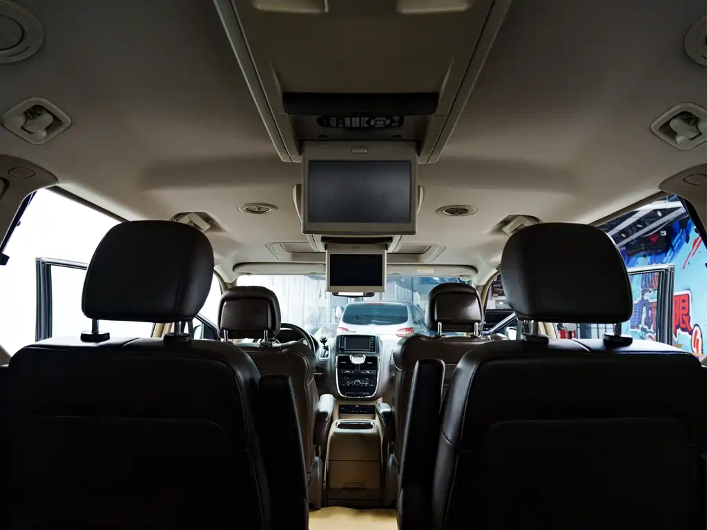 Chrysler Grand Voyager 2018 — фото 13
