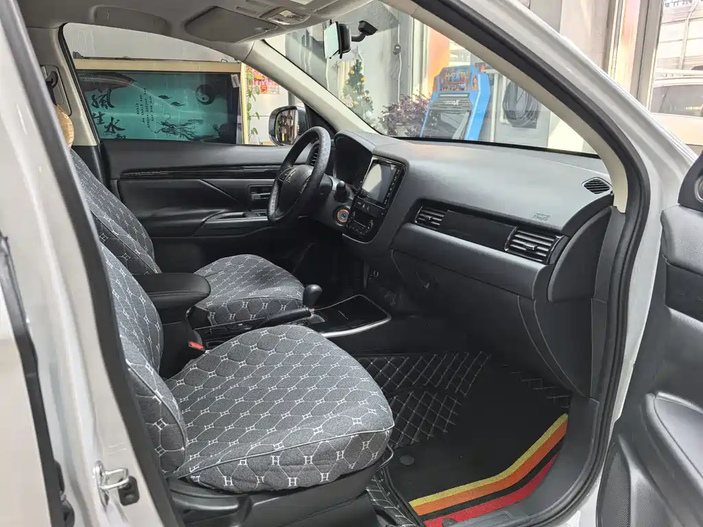 Mitsubishi Outlander 2021 — фото 10