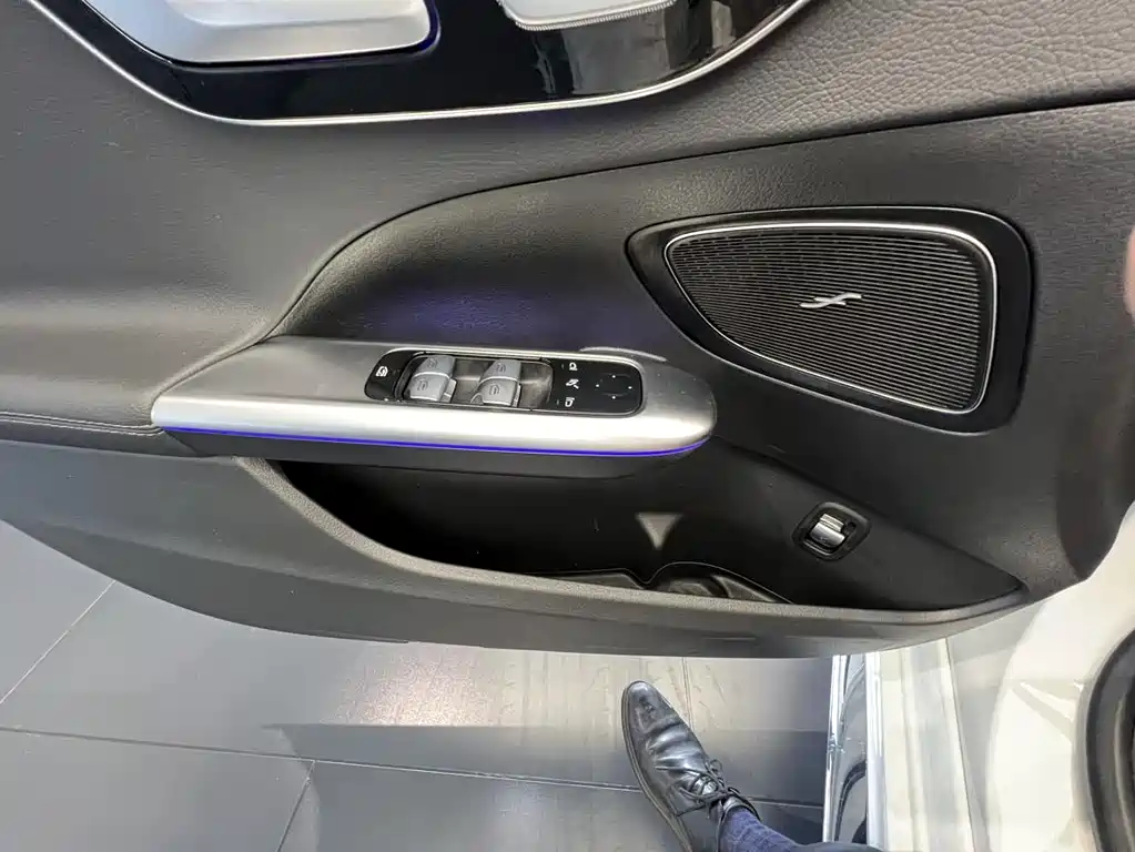 Mercedes-Benz C-Class 2025 — фото 14