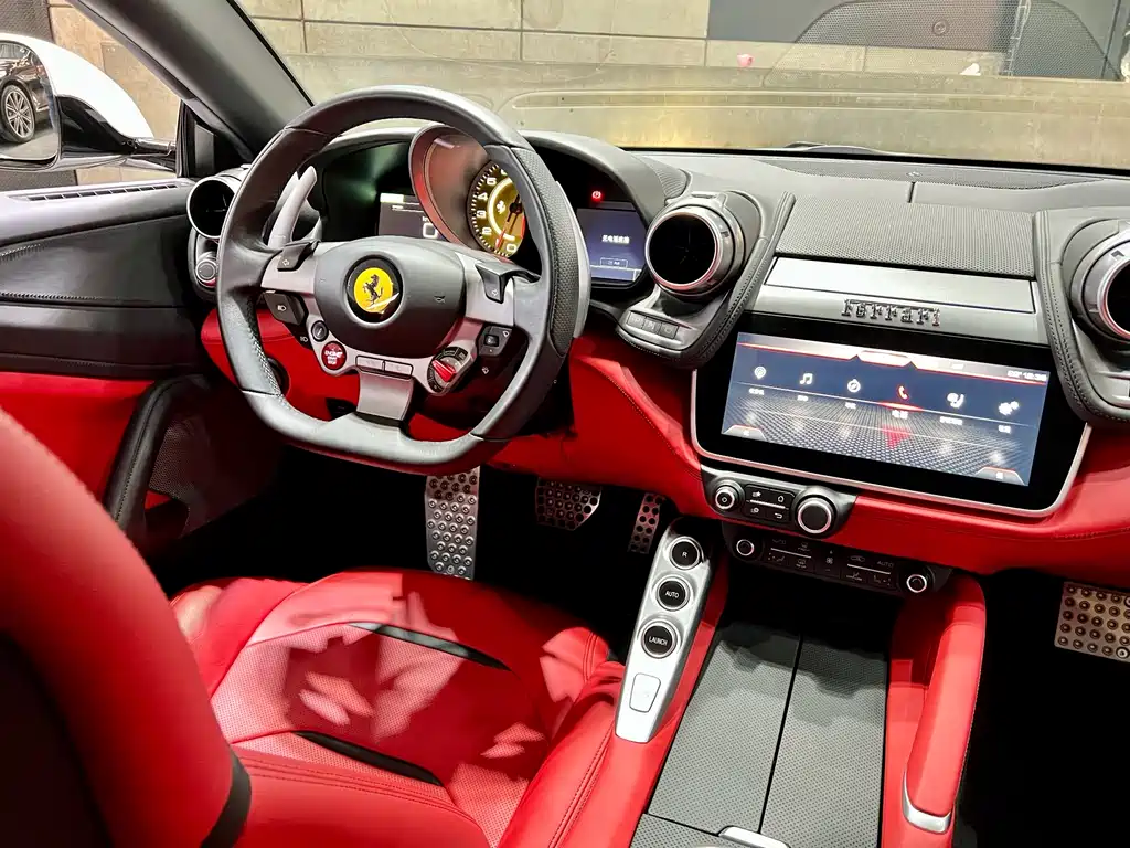 Ferrari GTC4Lusso 2018 — фото 16