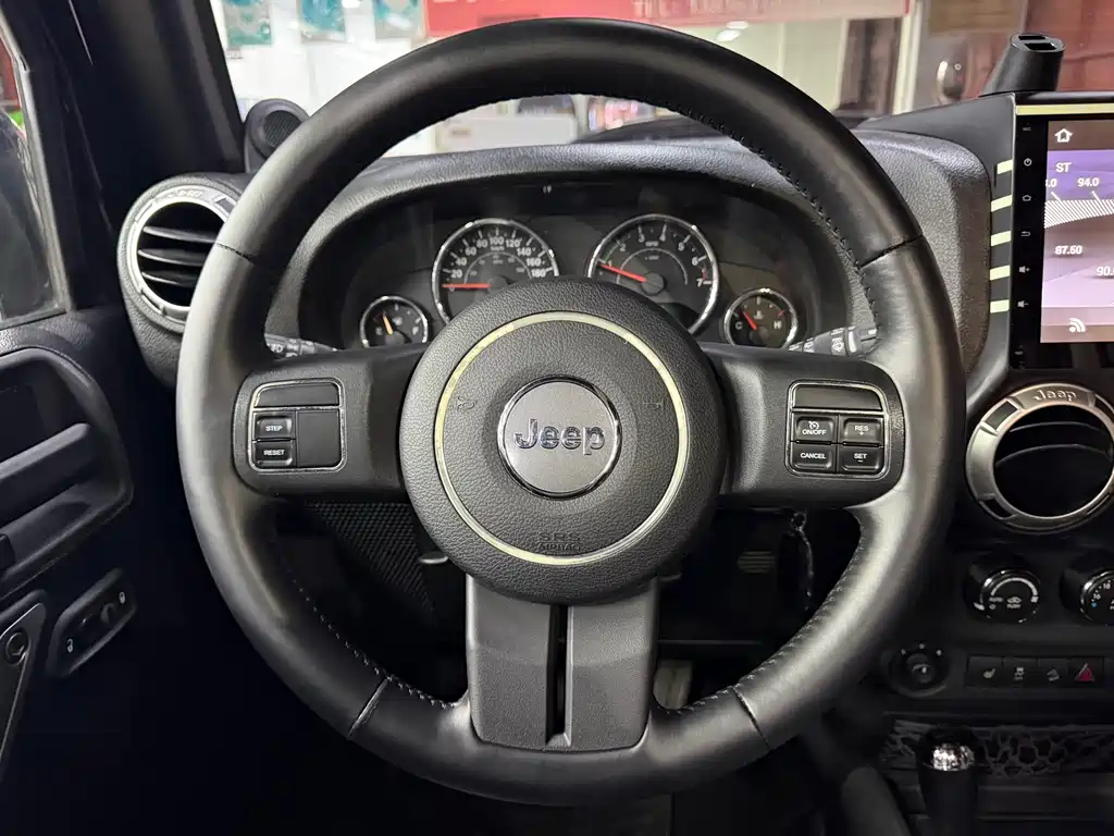 Jeep Wrangler 2012 — фото 11