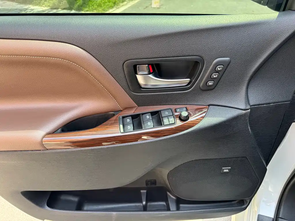 Toyota Sienna 2019 — фото 27