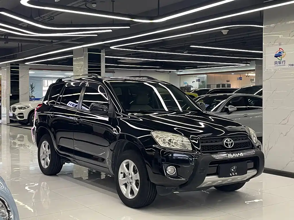 Toyota RAV4 2010 — фото 3