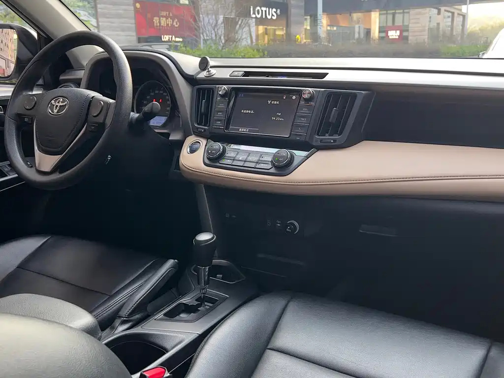 Toyota RAV4 2018 — фото 14