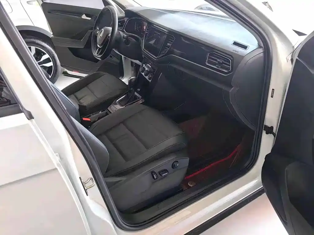 Volkswagen T-Roc 2023 — фото 8