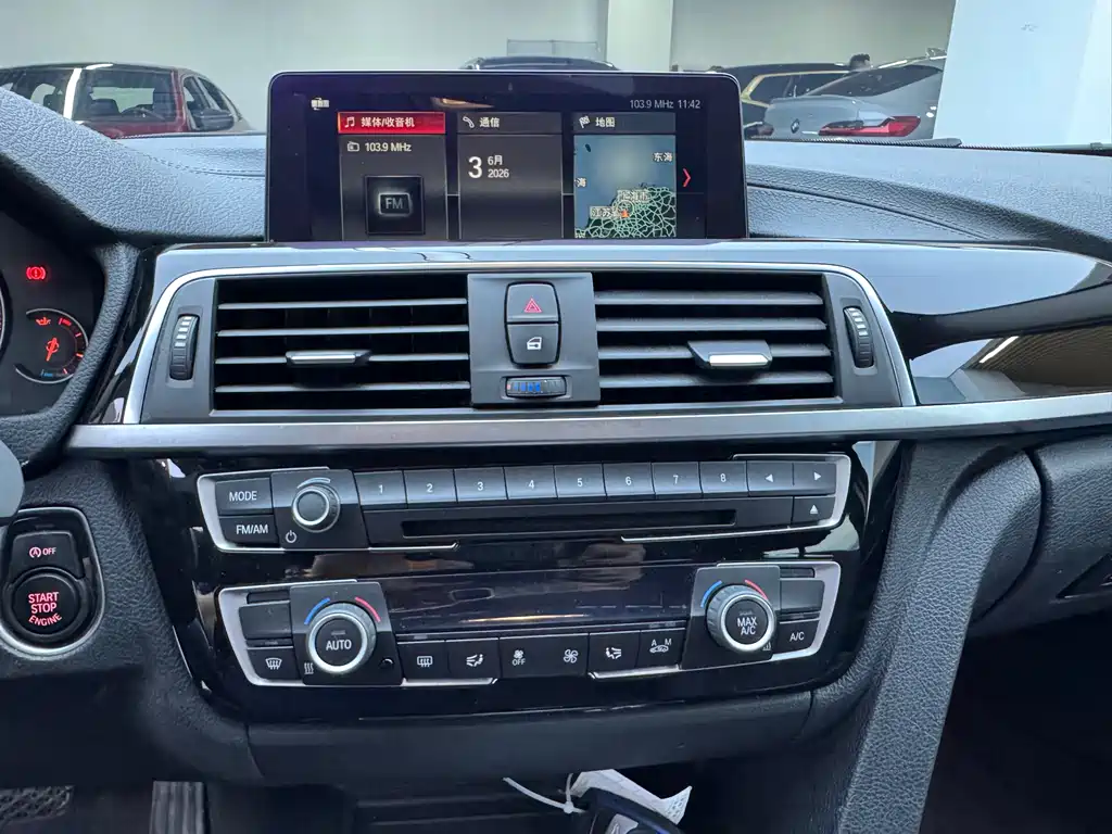 BMW 3 Series 2018 — фото 14