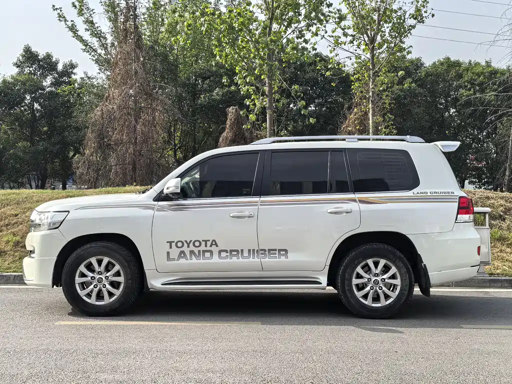 Toyota Land Cruiser 2019 — фото 8