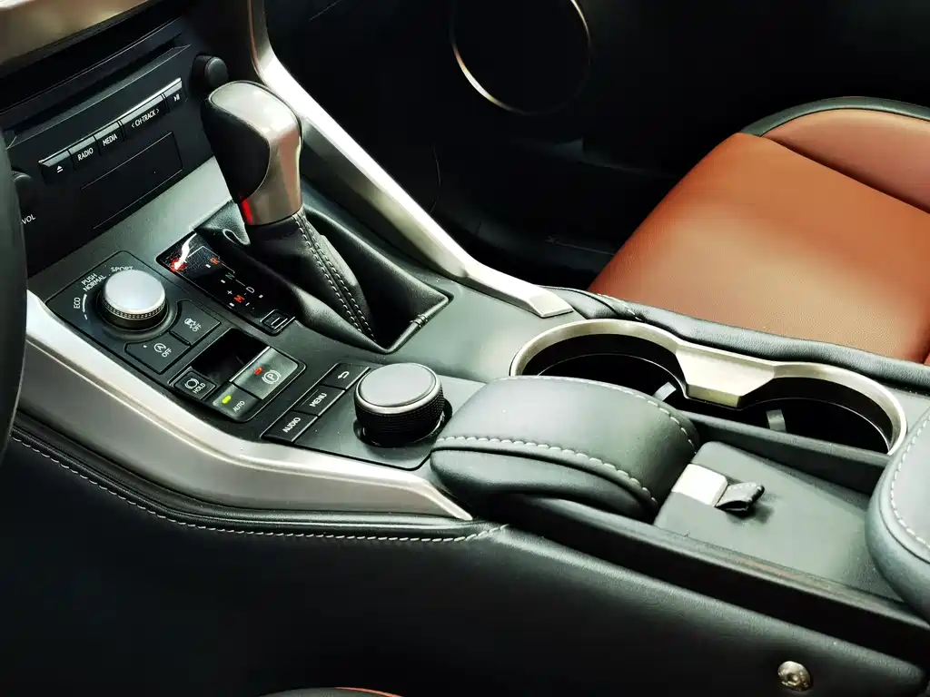 Lexus NX 2015 — фото 10