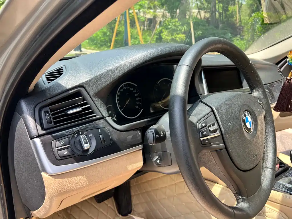 BMW 5 Series 2011 — фото 19