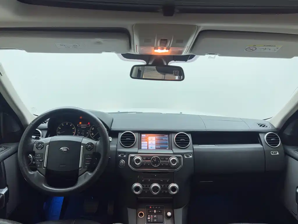 Land Rover Discovery 2015 — фото 10
