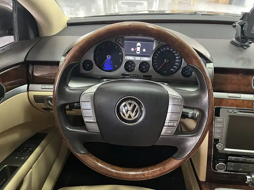 Volkswagen Phaeton 2015 — фото 10