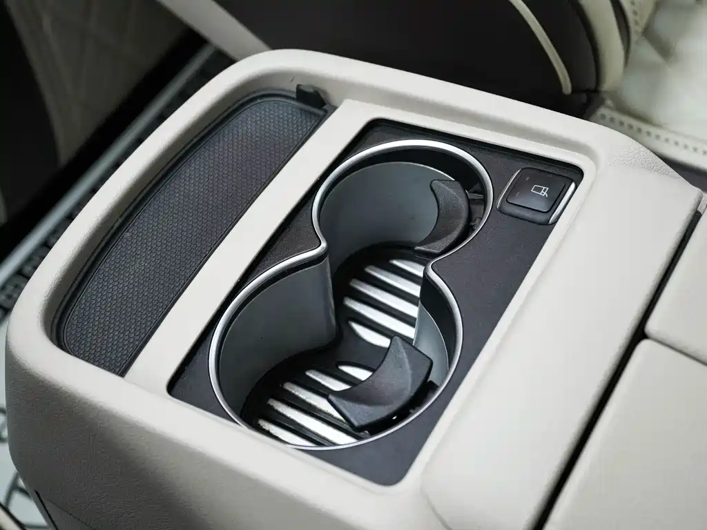 Mercedes-Benz V-Class 2021 — фото 16