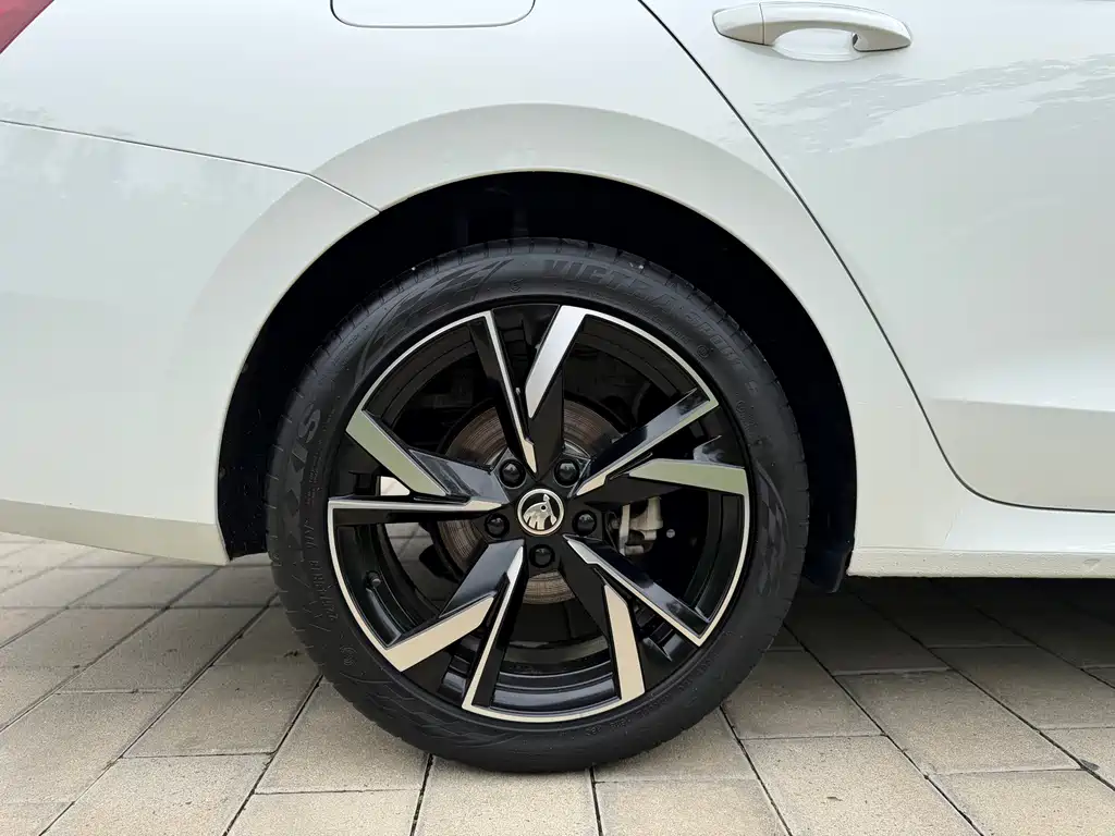 Skoda Octavia 2023 — фото 16
