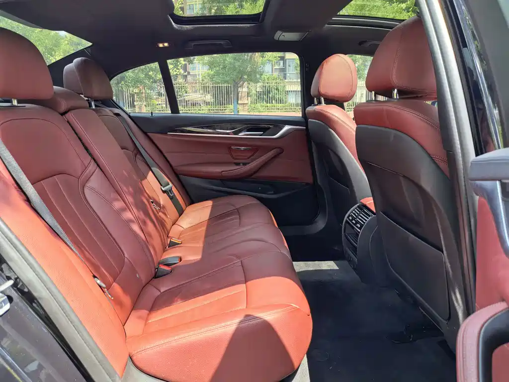 BMW 5 Series 2018 — фото 10