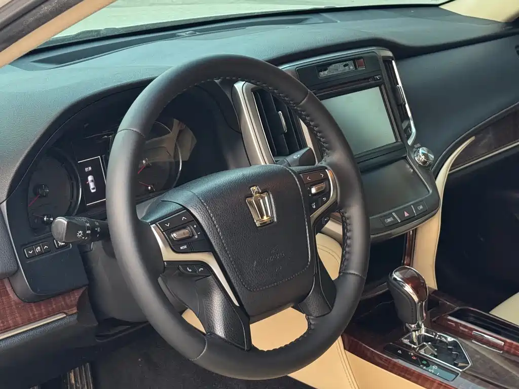 Toyota Crown 2015
