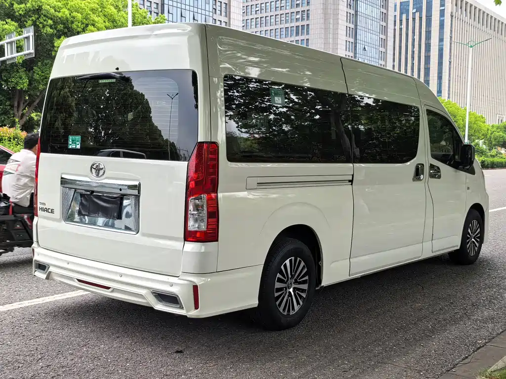 Toyota Hiace 2022 — фото 7