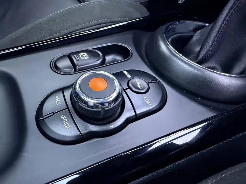 MINI Clubman 2019 — фото 17