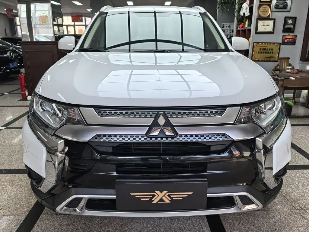 Mitsubishi Outlander 2021 — фото 2