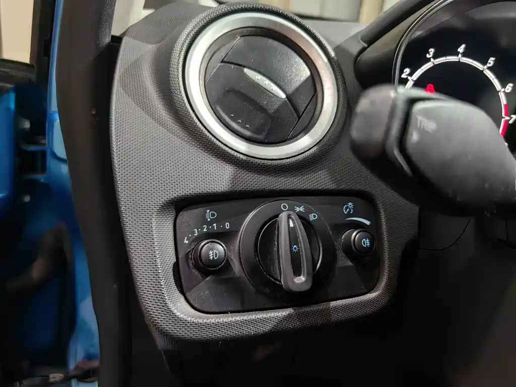 Ford Fiesta 2014 — фото 15