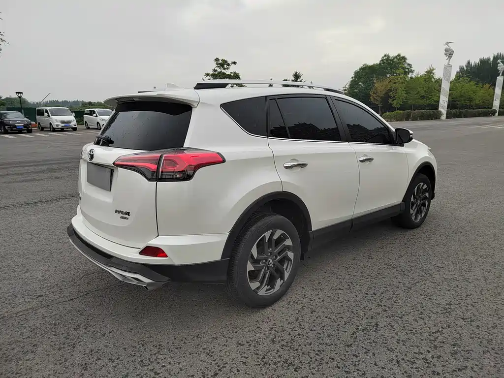 Toyota RAV4 2019 — фото 5