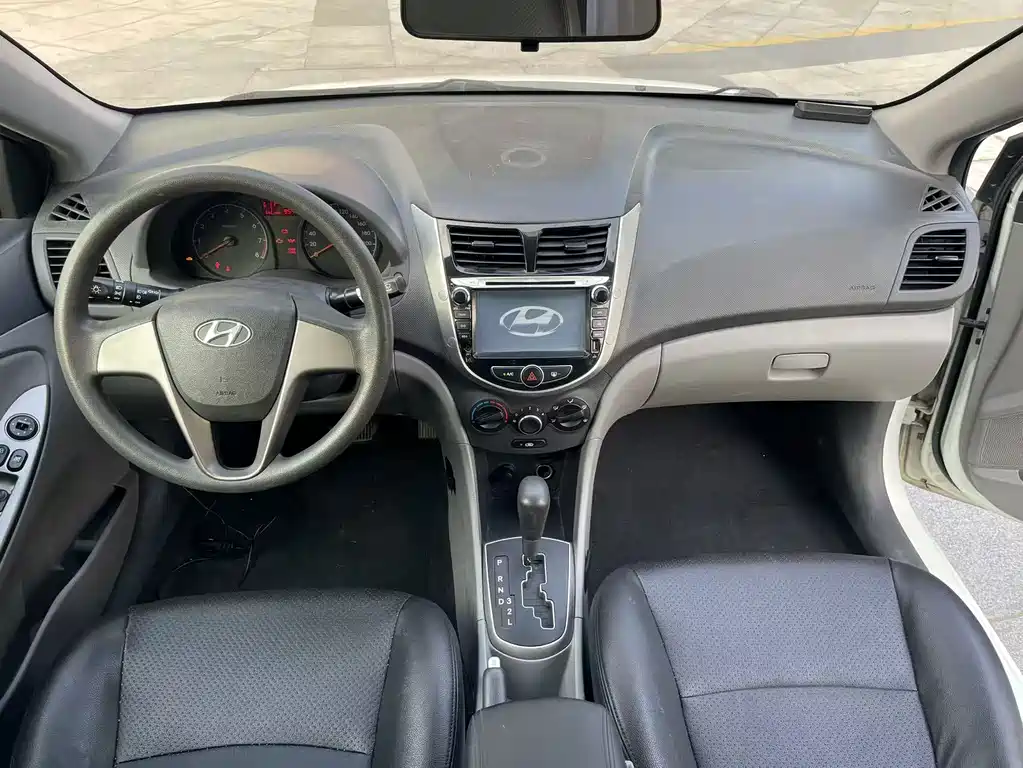 Hyundai Verna 2015 — фото 13