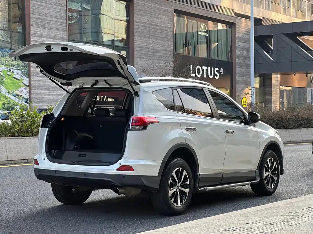 Toyota RAV4 2018 — фото 22