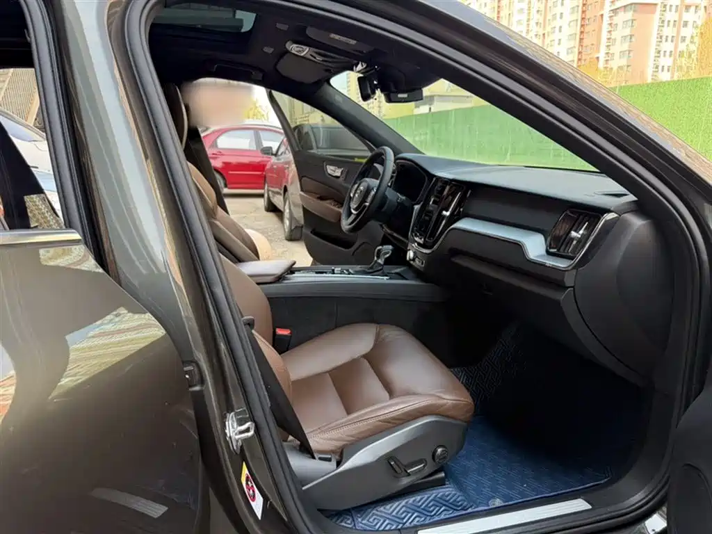 Volvo XC60 2021 — фото 20