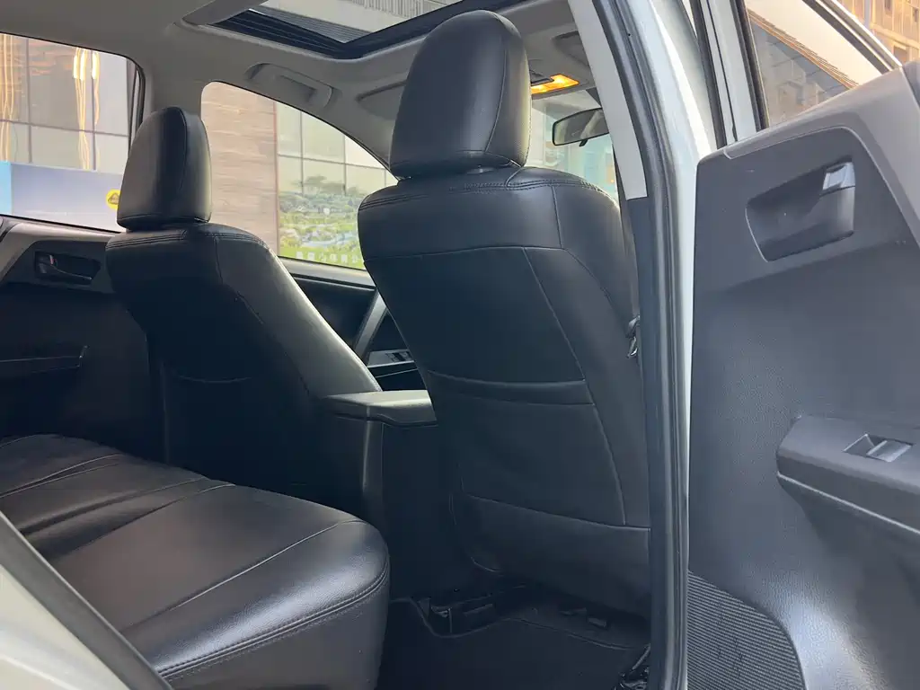 Toyota RAV4 2018 — фото 16