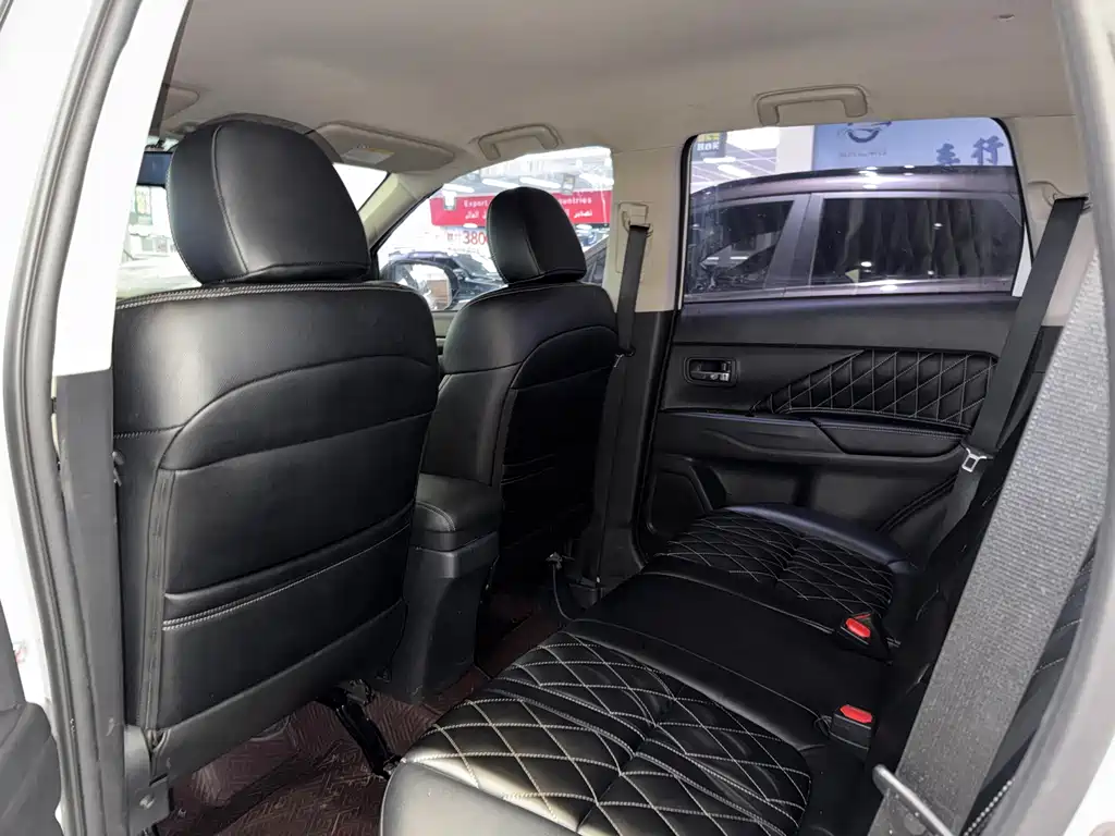 Mitsubishi Outlander 2022 — фото 10