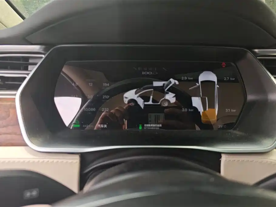 Tesla Model X 2018 — фото 14