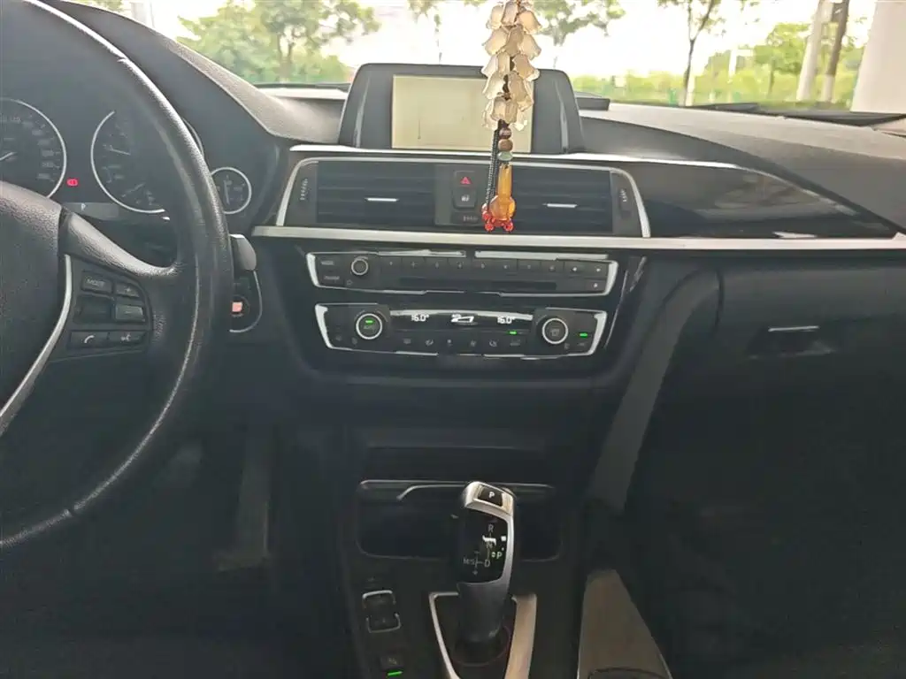 BMW 3 Series 2017 — фото 13
