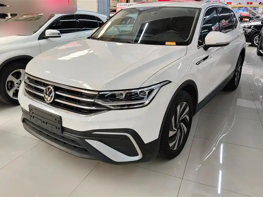 Volkswagen Tiguan L 2022 — фото 1