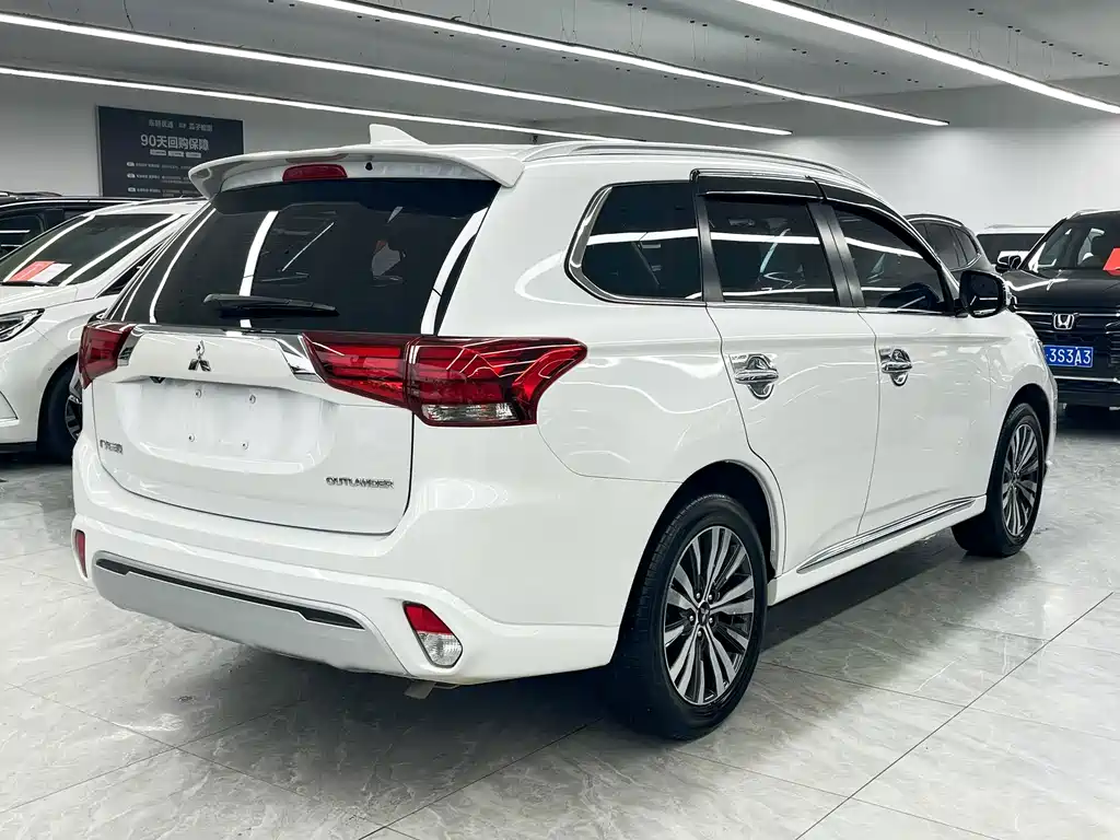 Mitsubishi Outlander 2021 — фото 4