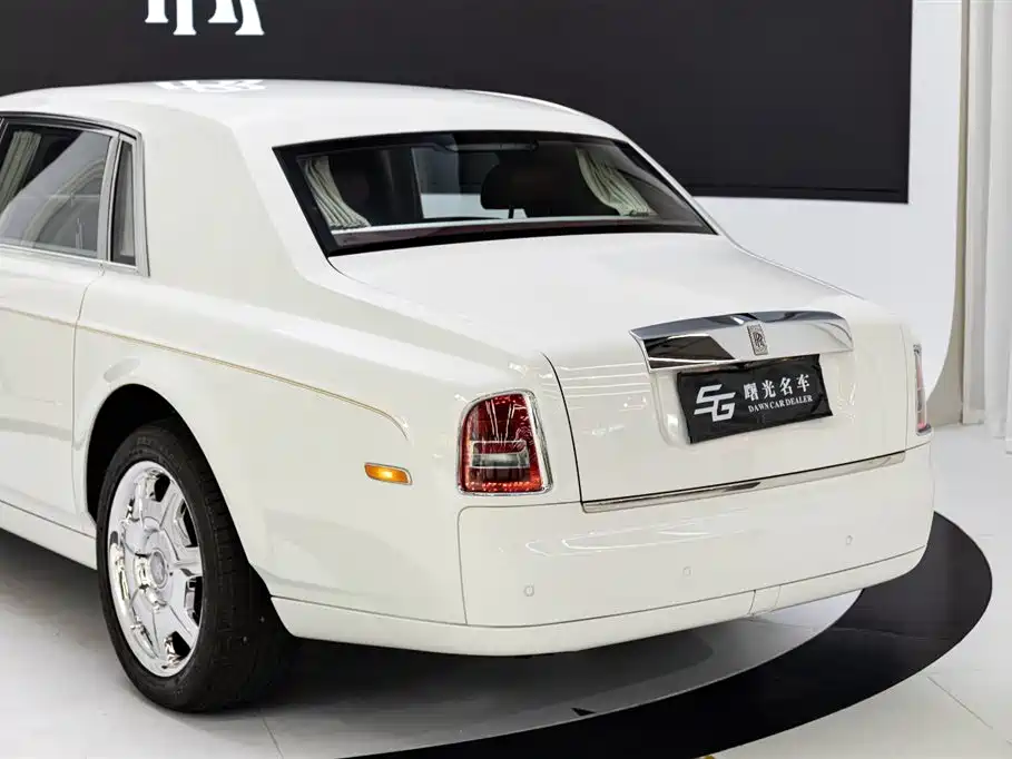 Rolls-Royce Phantom 2016 — фото 20